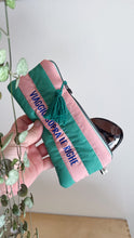Carica l'immagine nel visualizzatore di Gallery, Astuccio trapuntato (Porta occhiali) - Rosa &amp; Verde (Stripes)
