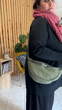 Carica l'immagine nel visualizzatore di Gallery, Moon Bag - verde militare/righe rosa e verdi (Stripes)
