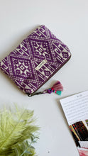 Carica l&#39;immagine nel visualizzatore di Gallery, Pochette - Geometrica viola
