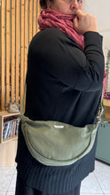 Carica l'immagine nel visualizzatore di Gallery, Moon Bag - verde militare/righe rosa e verdi (Stripes)

