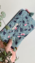 Load image into Gallery viewer, Pochette Morbidissima (trapuntata) - Magnolie e Libellule
