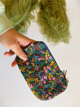 Load image into Gallery viewer, Pocket Pochette (Maxi) - Garden Flowers blue
