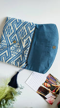 Load image into Gallery viewer, Pochette con patta - Geometrica blue
