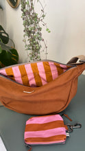 Carica l'immagine nel visualizzatore di Gallery, Moon Bag - terracotta/righe rosa e ruggine (Stripes)
