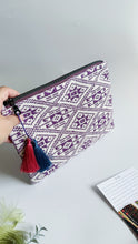 Carica l&#39;immagine nel visualizzatore di Gallery, Pochette Maxi - Geometrica viola double face
