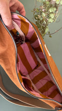 Carica l'immagine nel visualizzatore di Gallery, Moon Bag - terracotta/righe rosa e ruggine (Stripes)
