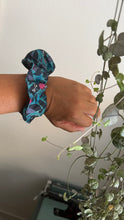 Carica l&#39;immagine nel visualizzatore di Gallery, Scrunchie - Libellule turchese
