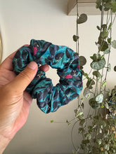 Carica l&#39;immagine nel visualizzatore di Gallery, Scrunchie - Libellule turchese
