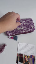 Carica e avvia il video nel visualizzatore di galleria, Pochette Mini - Geometrica viola double face
