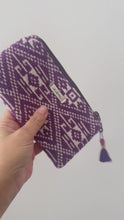 Load and play video in Gallery viewer, Pochette Mini - Geometrica viola
