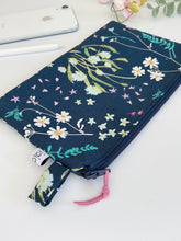 Load image into Gallery viewer, Pochette (maxi) - Spezie in fiore blue
