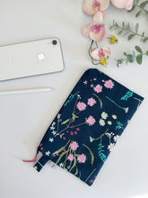 Load image into Gallery viewer, Pochette (maxi) - Spezie in fiore blue
